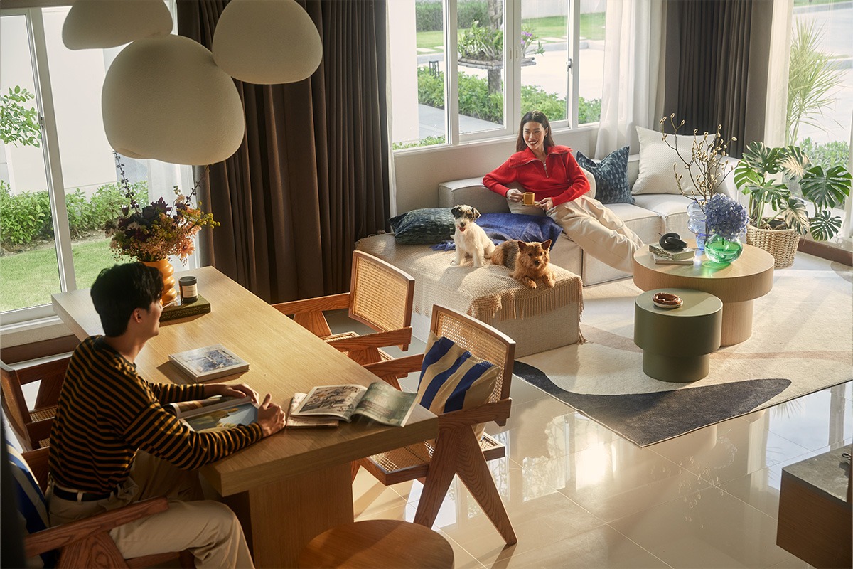 คู่รักนั่งคุยกันระหว่างมุม Living และ Dining