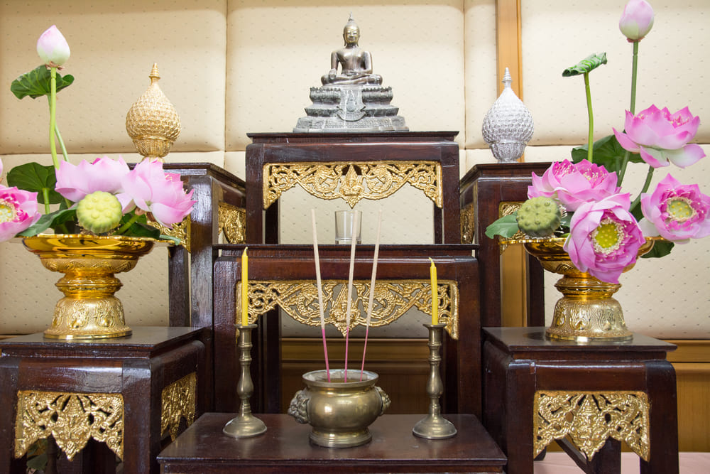 หิ้งพระที่ปล่อยให้น้ำในแก้วแห้งไปเอง