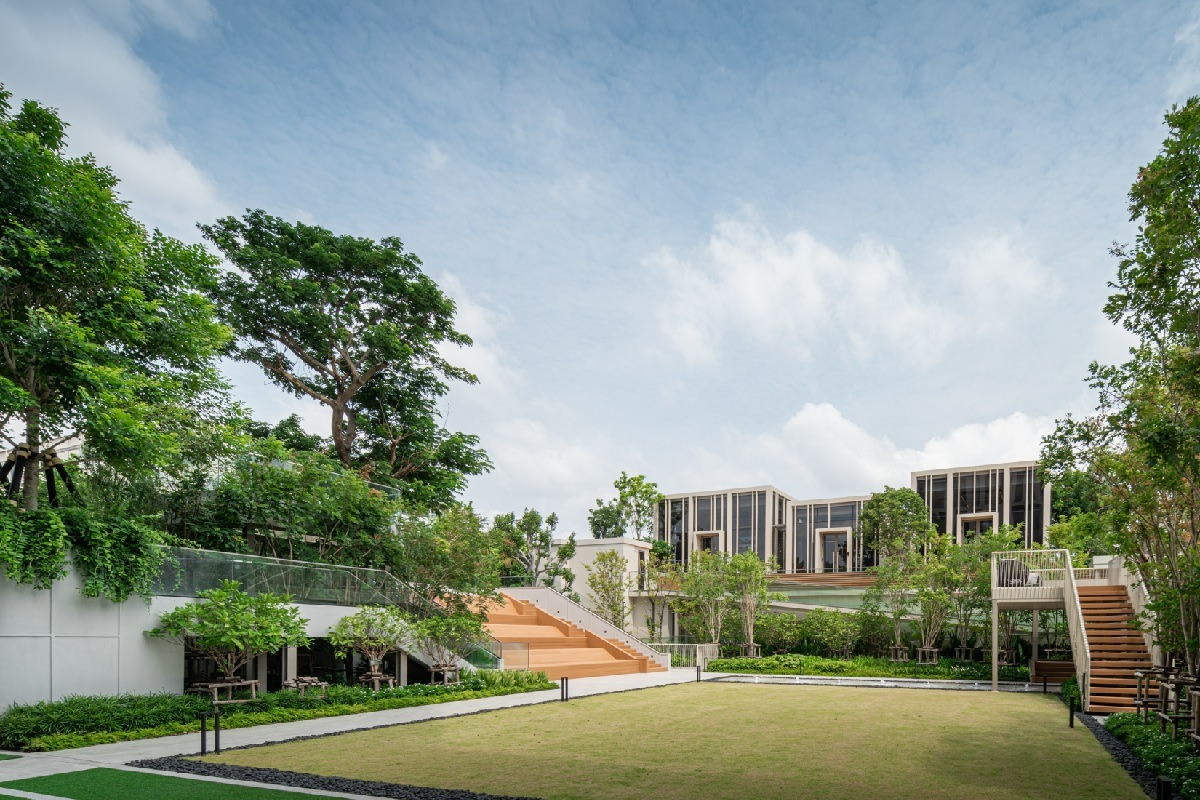 ลานกว้าง Gated Courtyard for co-generations คอนโด RHYTHM เจริญกรุง พาวิลเลี่ยน